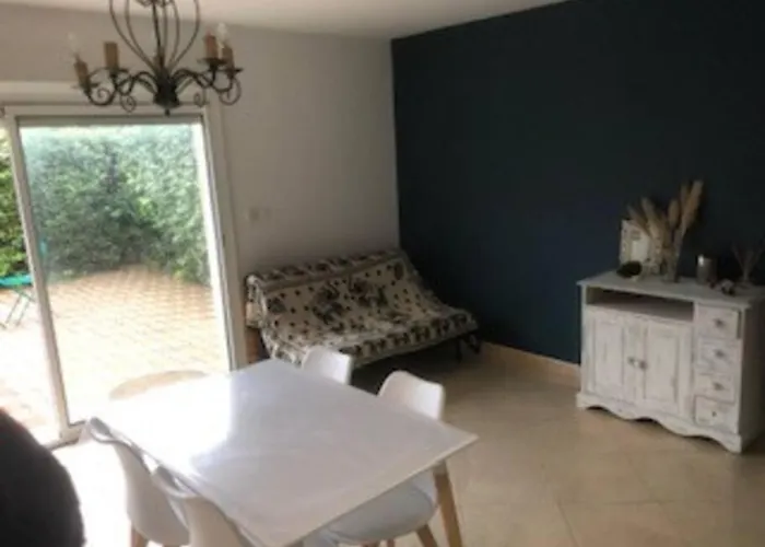 Maison Dans Une Propriete Avec Une Cour