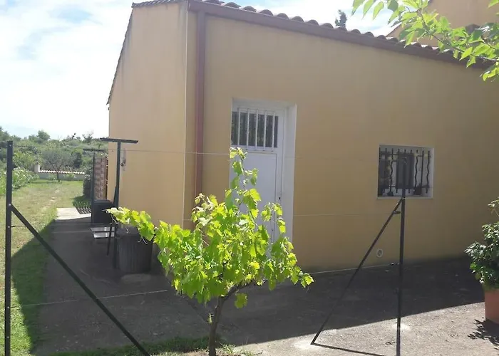 Maison Dans Une Propriete Avec Une Cour