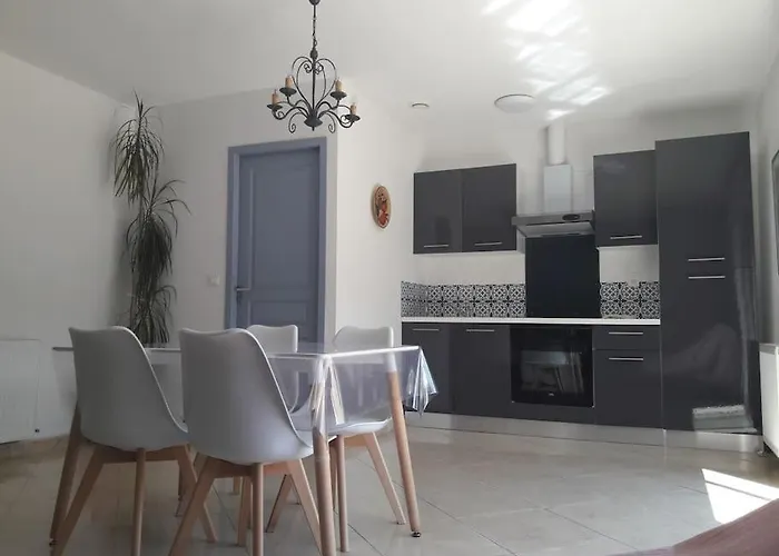 Maison Dans Une Propriete Avec Une Cour